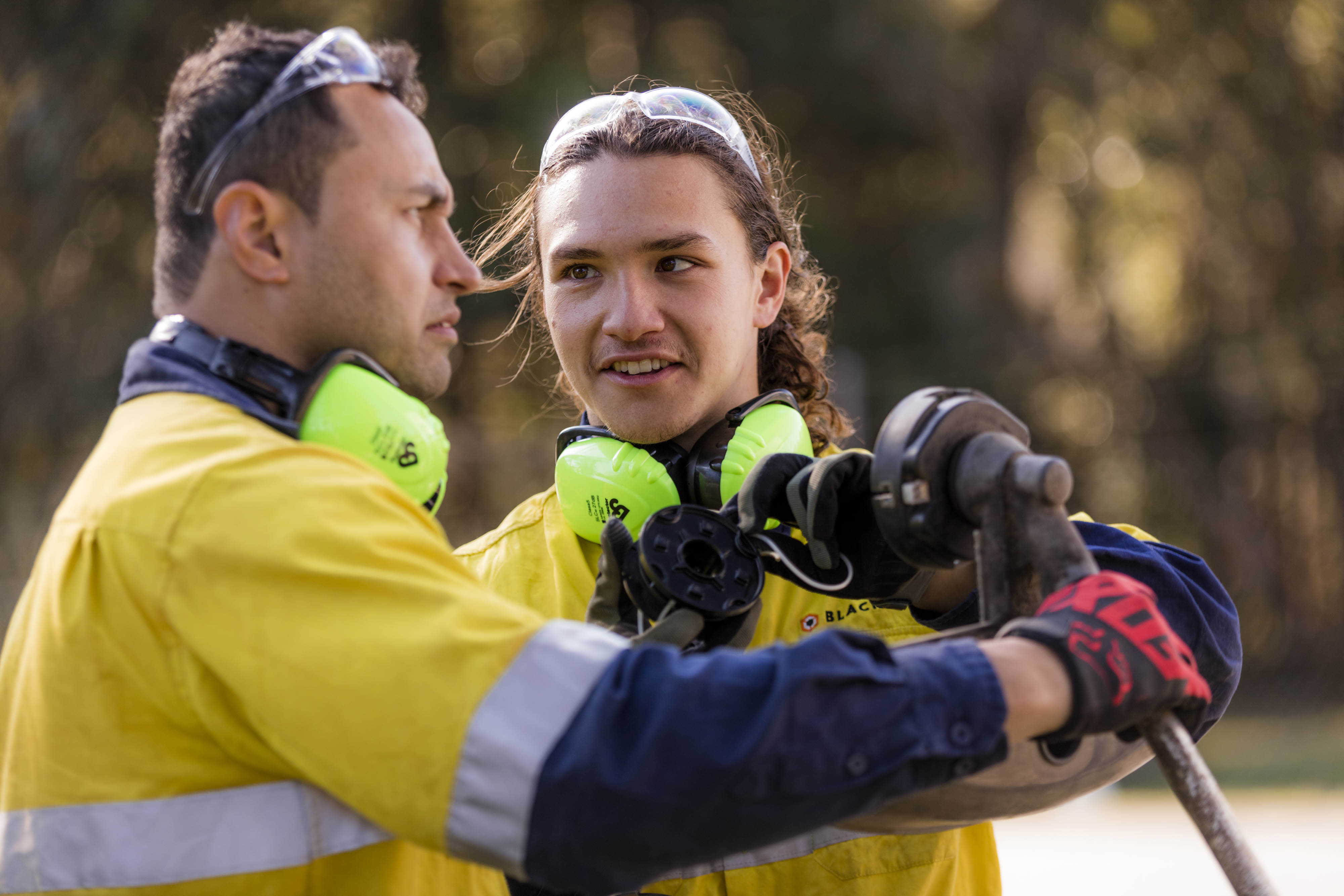 Two field workers fixing grass trimmer 2018  3 (1)